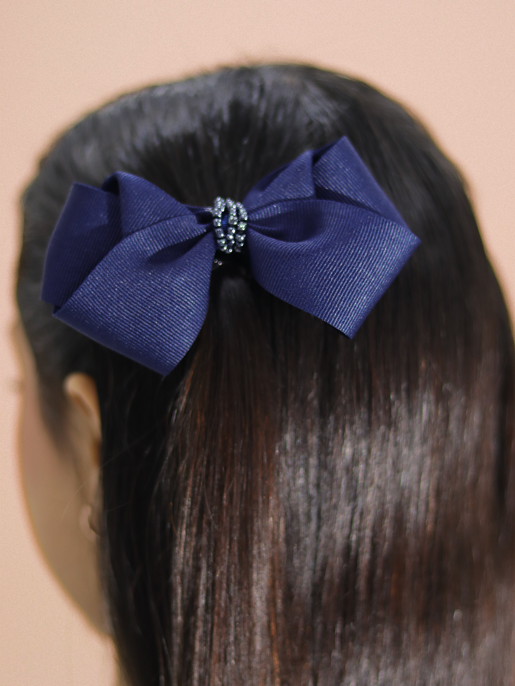 Ganchos para niñas con lazo azul oscuro y detalle brillante elegante.