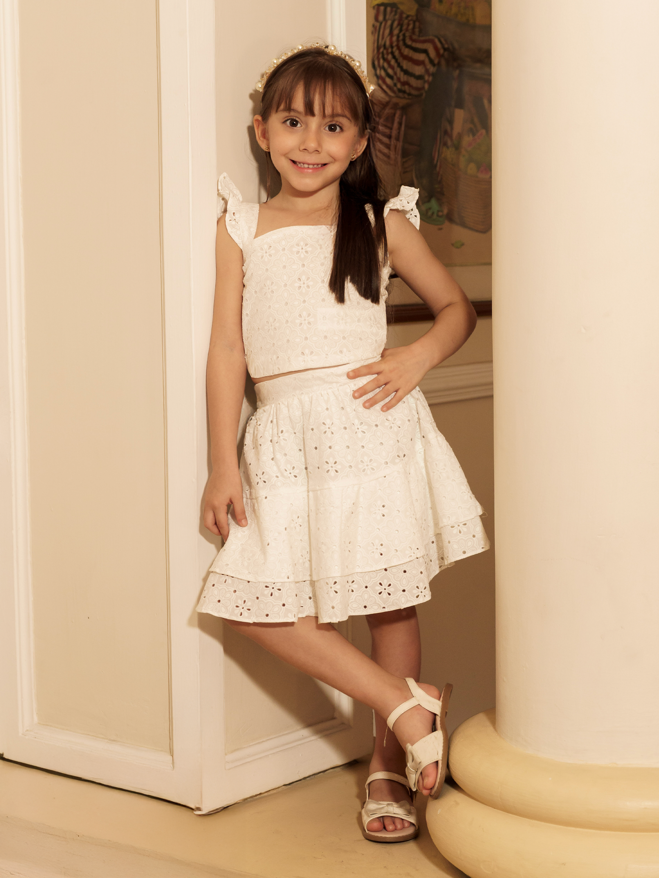 Conjunto para niña en ojalillo con crop top y falda con arandelas