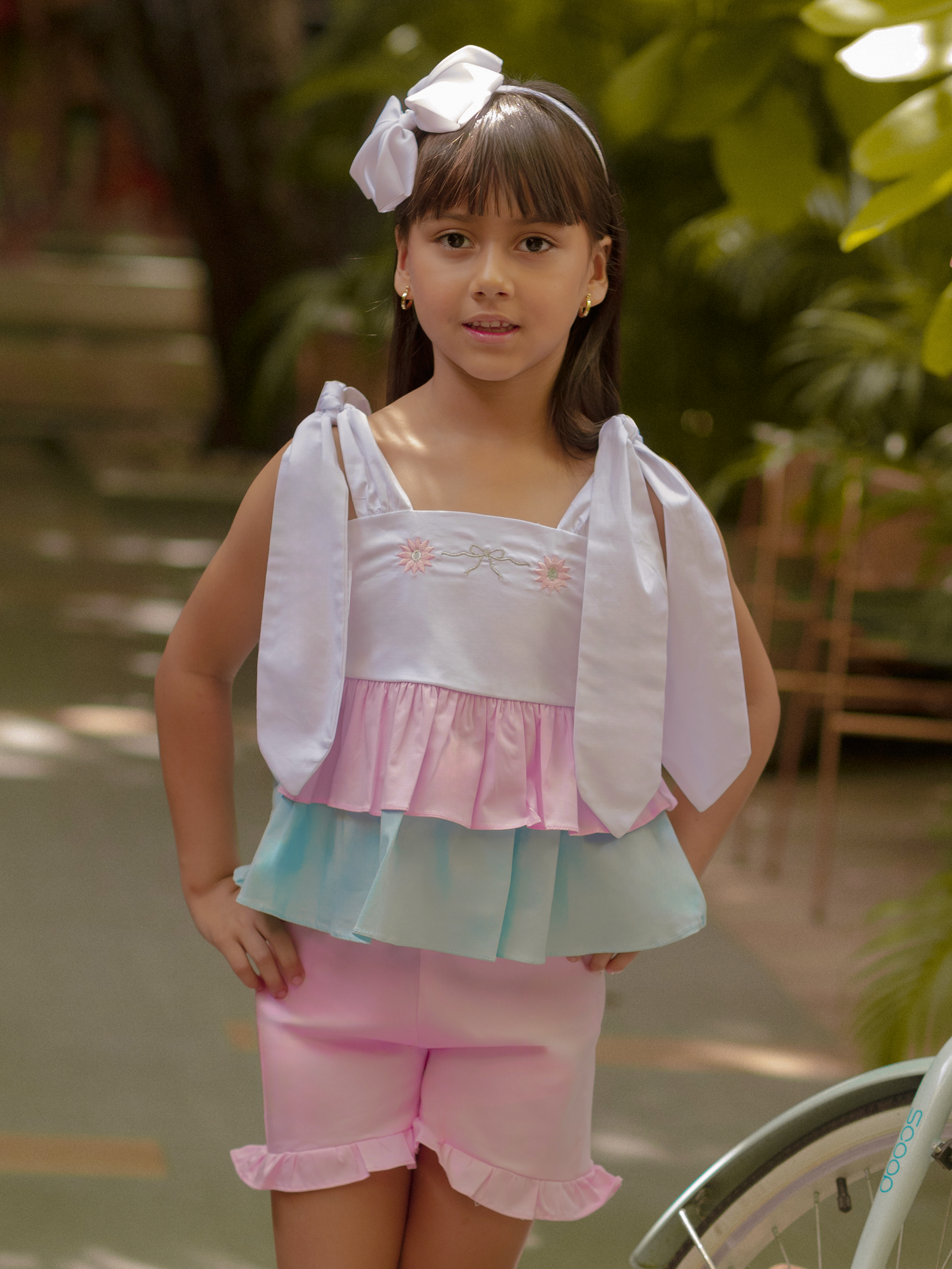 Conjunto para niña en popelina y dril con blusa bordada