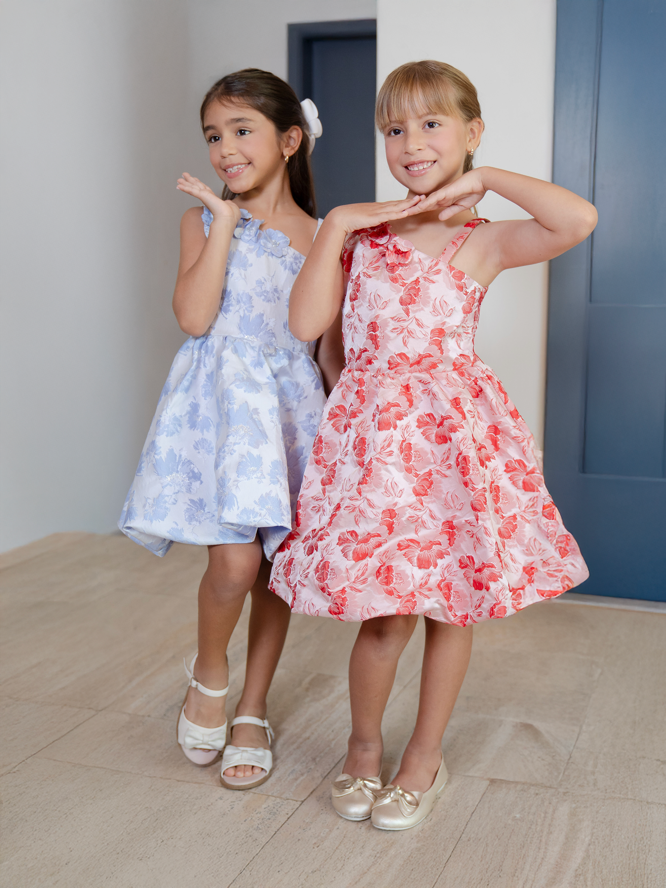 vestido de niña en jacquard con diseño asimétrico