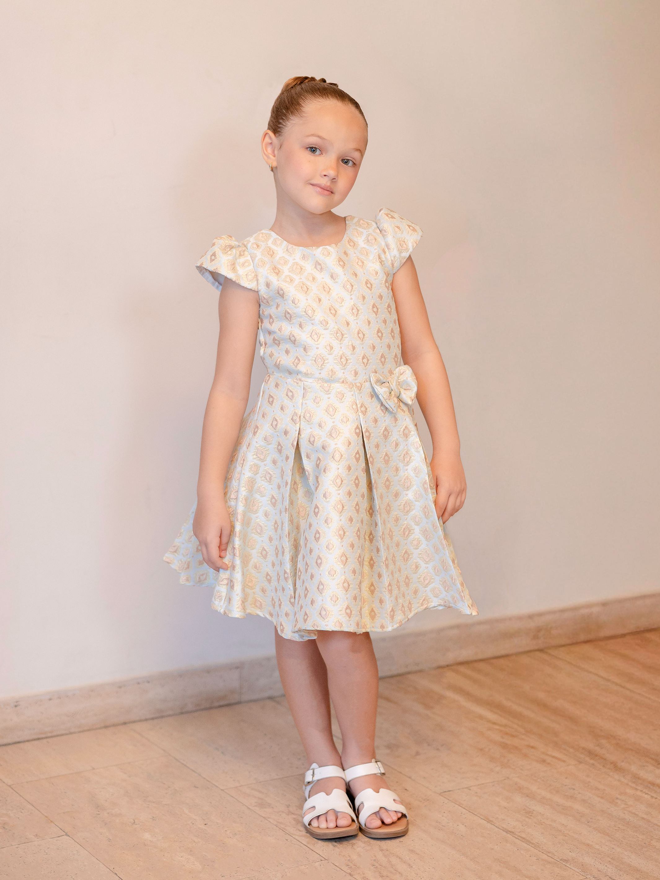 vestido de niña en jacquard con mangas tipo copete