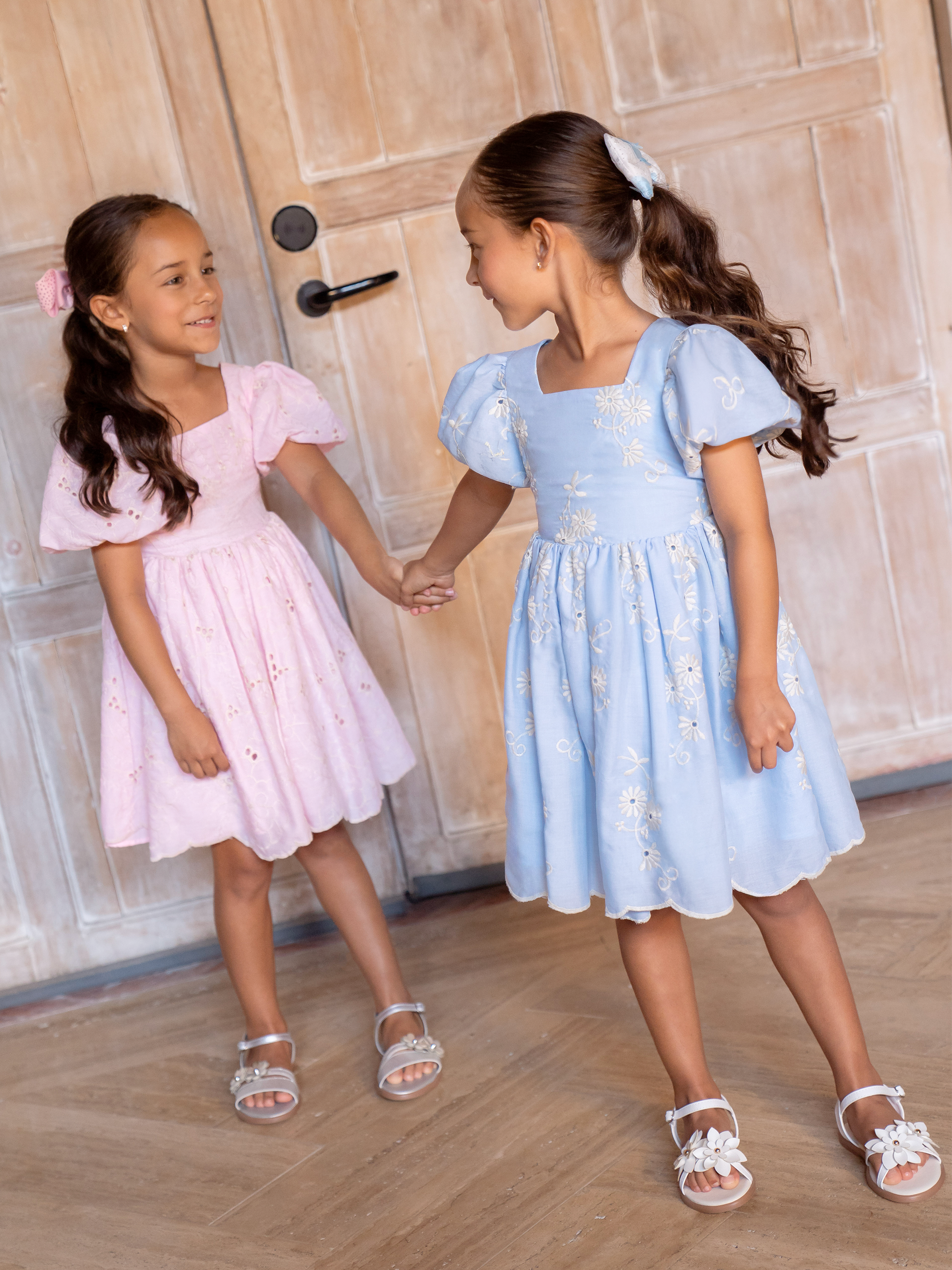 vestido de niña en tela ojalillo con lazo