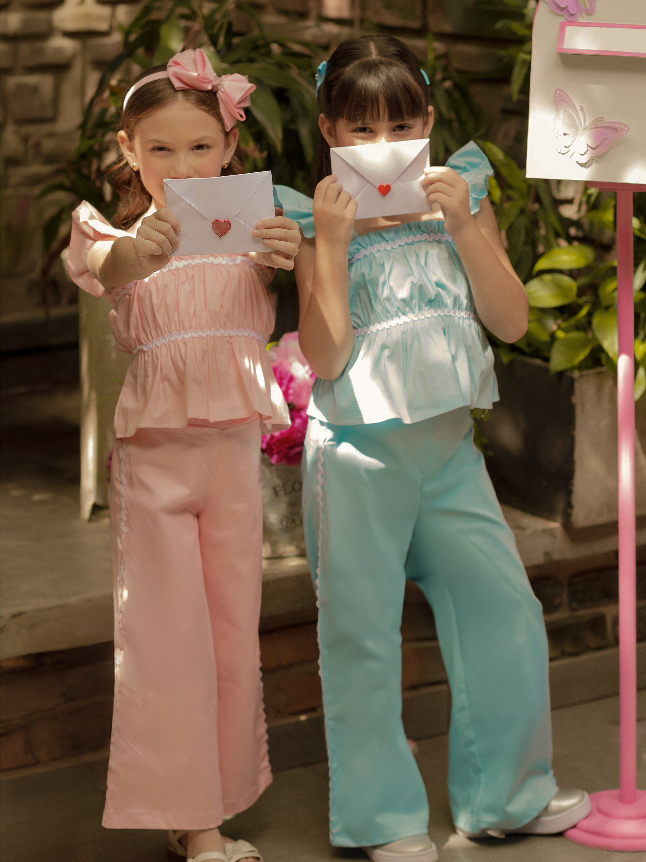 Conjunto para niña con blusa de volantes fruncidos y pantalón básico