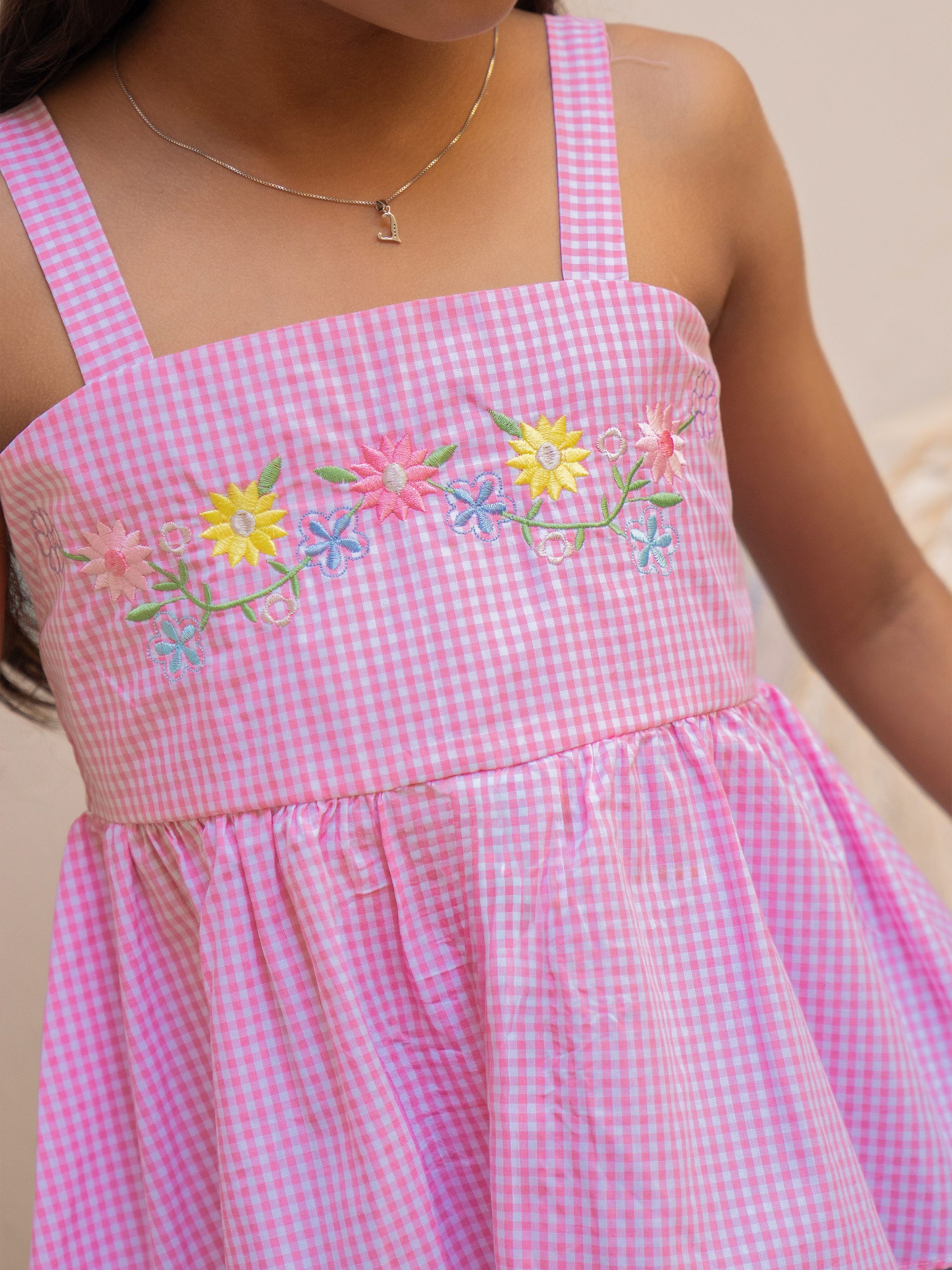 Blusa para niñas de moda con tirantas y botonadura