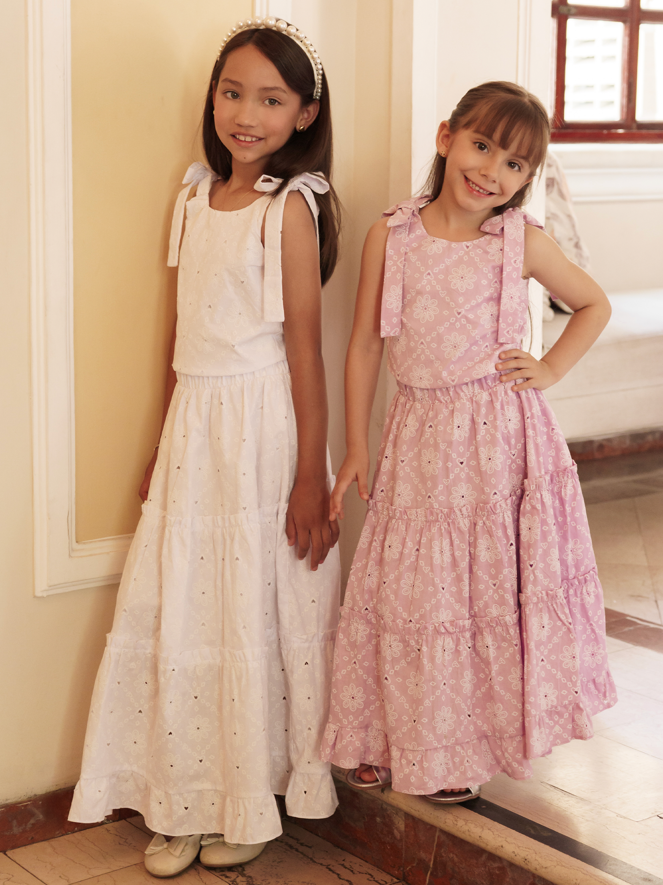 Conjunto para niña en ojalillo con blusa de lazos y falda con vuelo