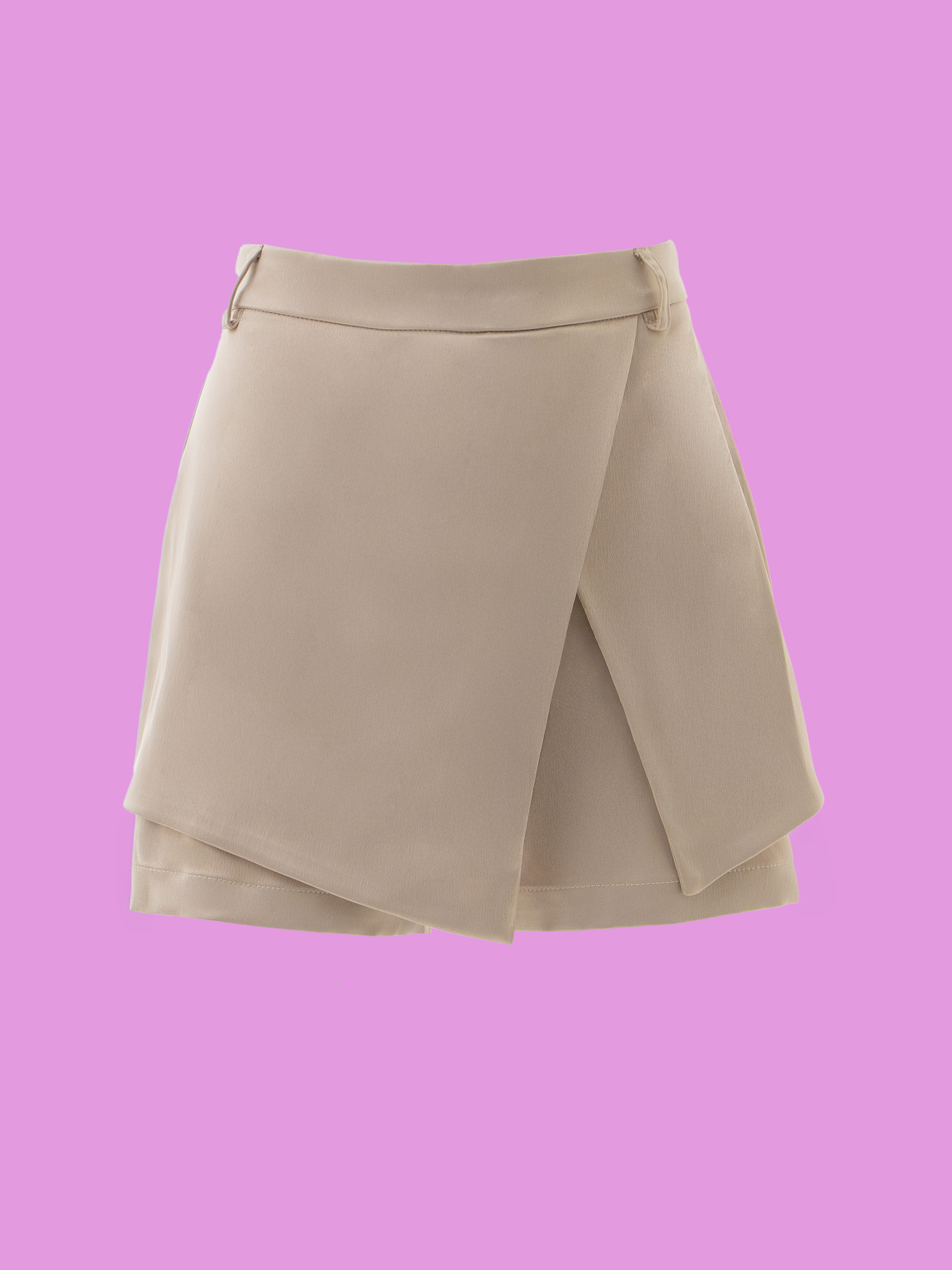 Detalle de falda short juvenil elegante y ligera
