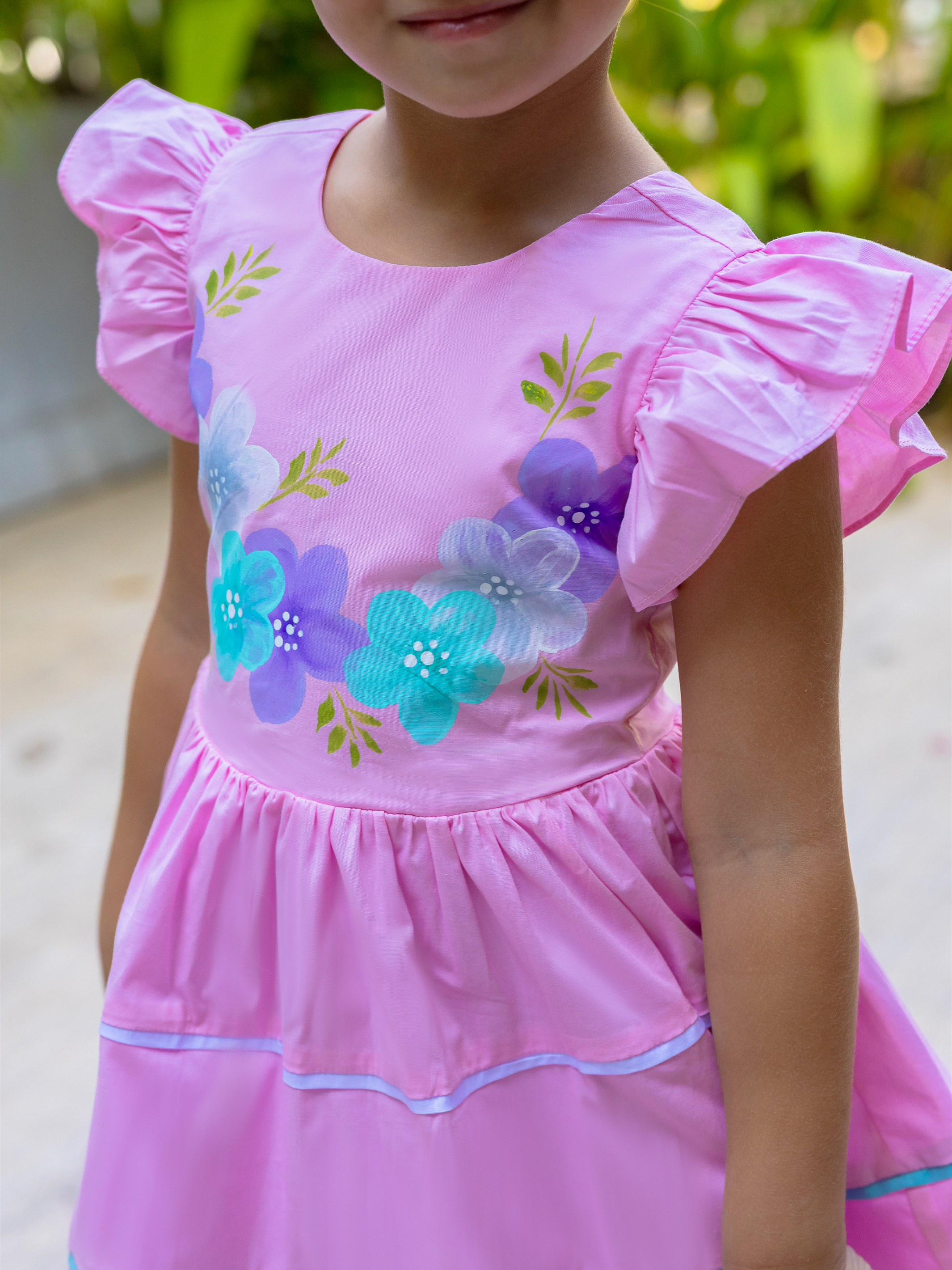 vestidos modernos de niña con detalle pintado en el corpiño
