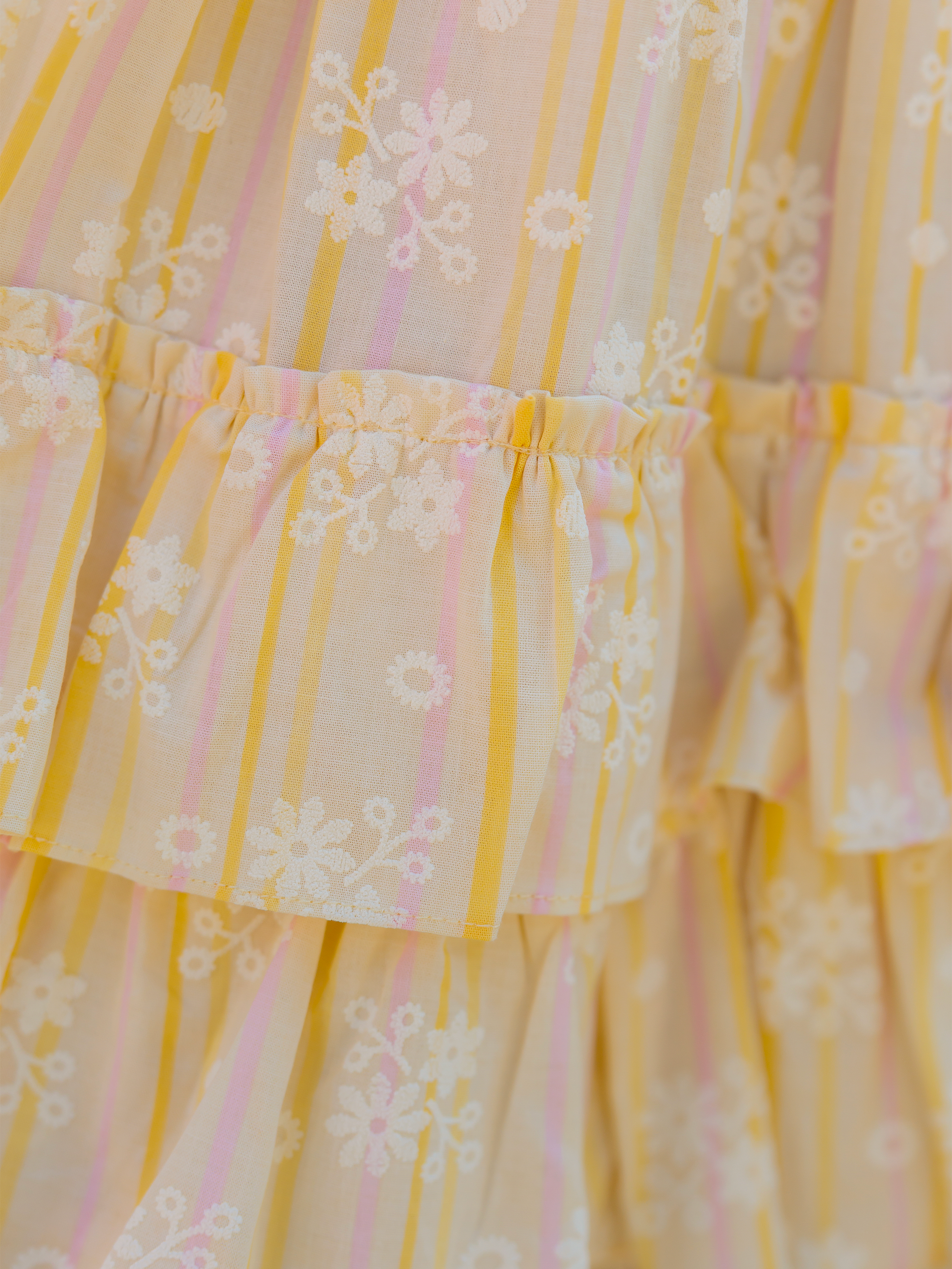 vestidos modernos de niña con falda de arandelas