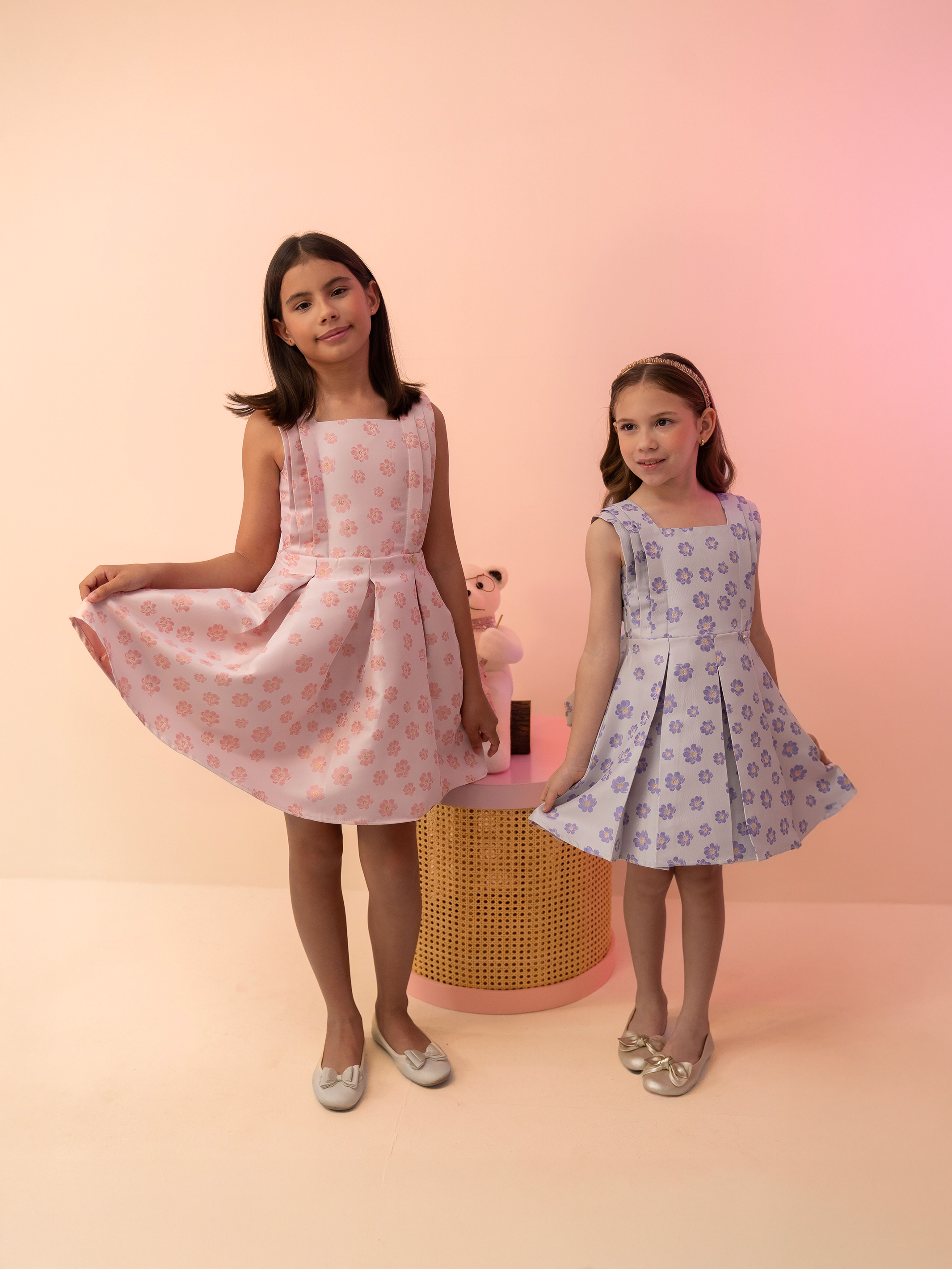 vestido de niña en jacquard con plizados verticales