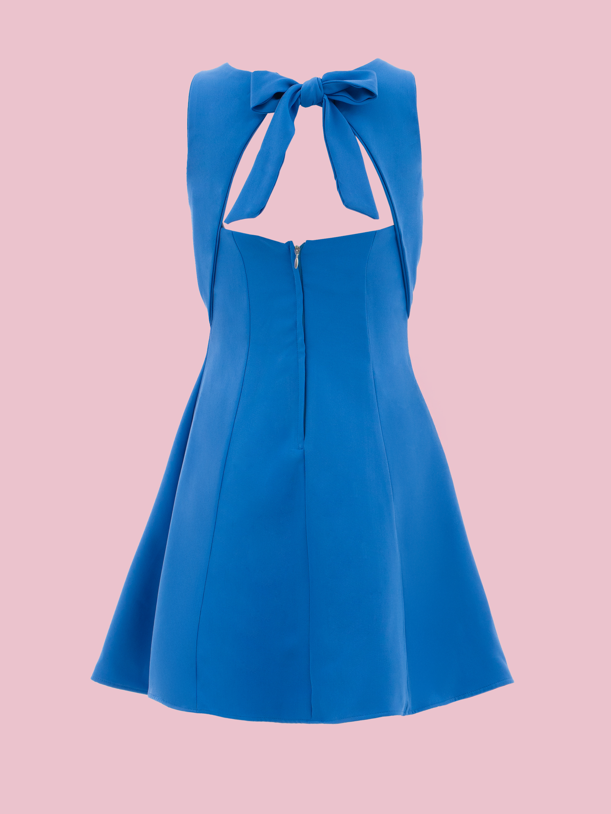 vestido juvenil fluido con diseño moderno y sofisticado