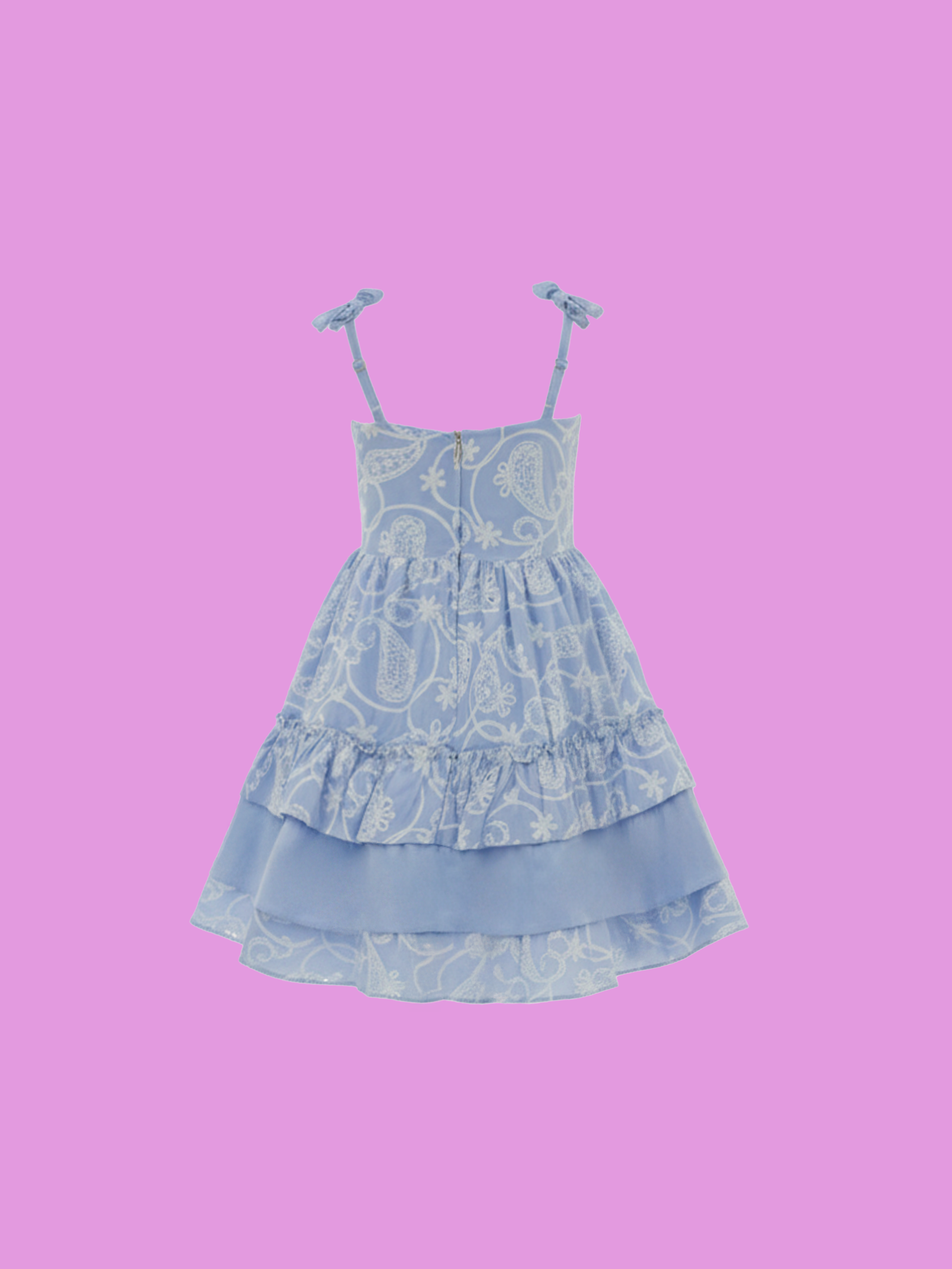 Vestido de niña con movimiento y estilo delicado