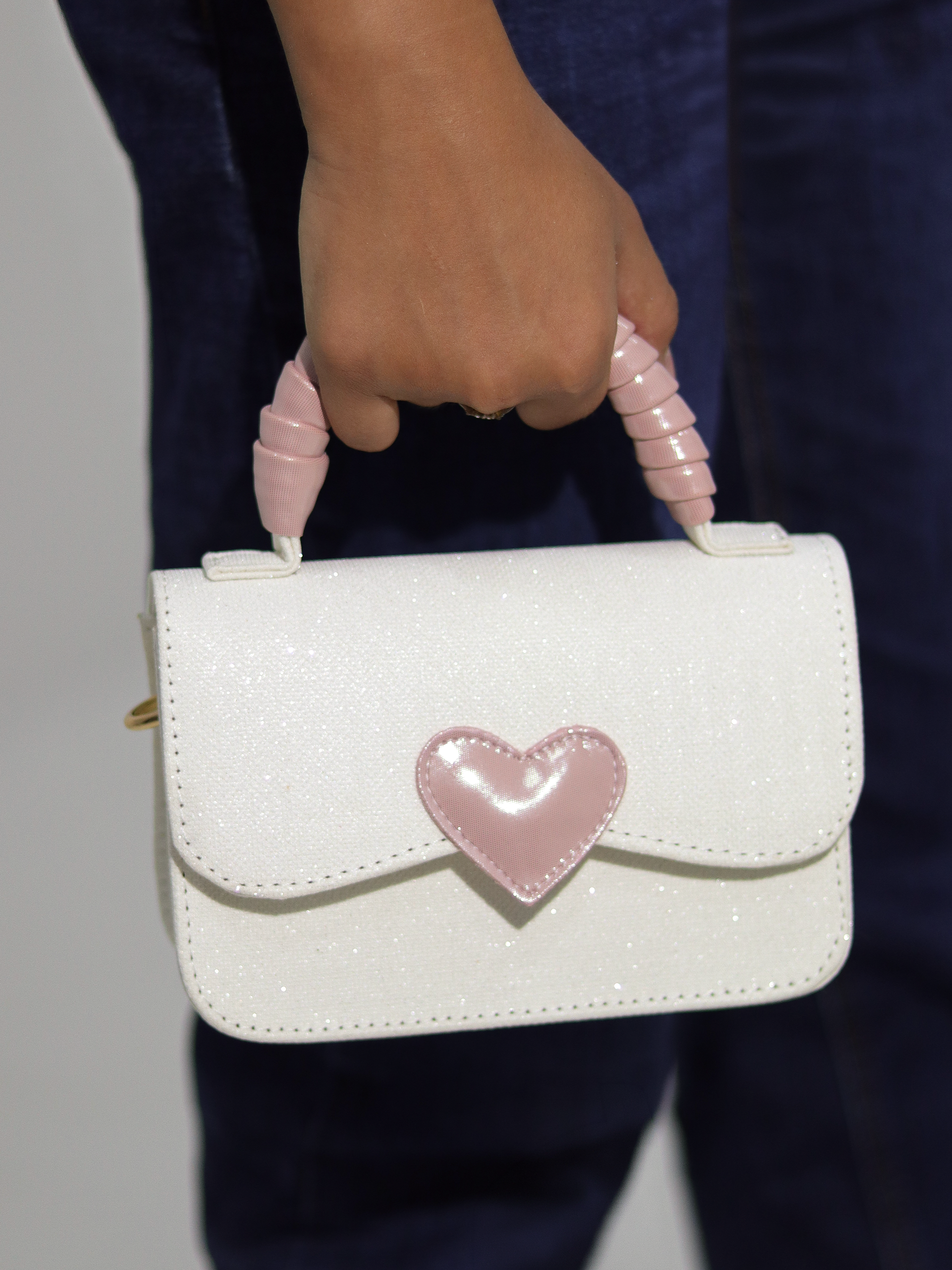 Bolso para niña blanco con corazón rosa brillante y correa ajustable
