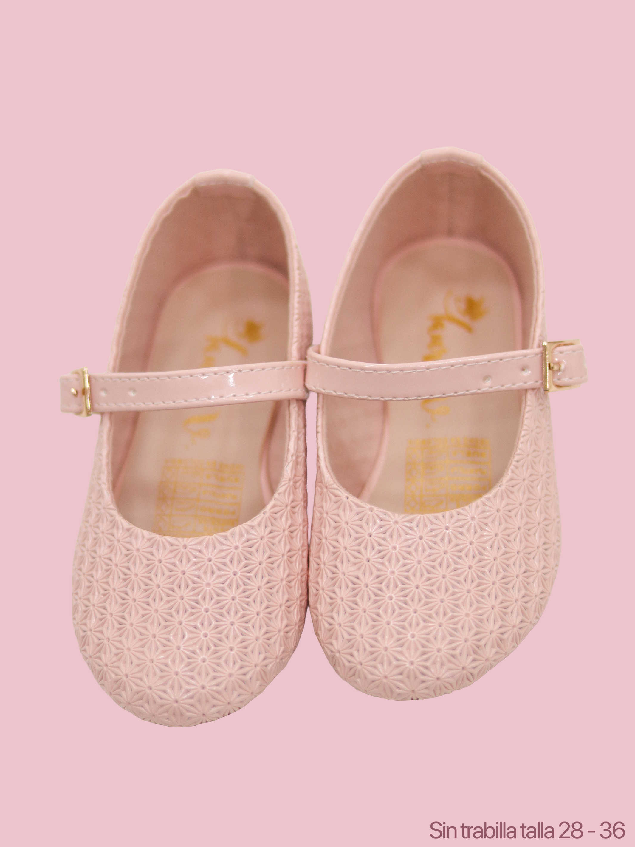 Baletas para niñas nude con textura sutil y diseño atemporal