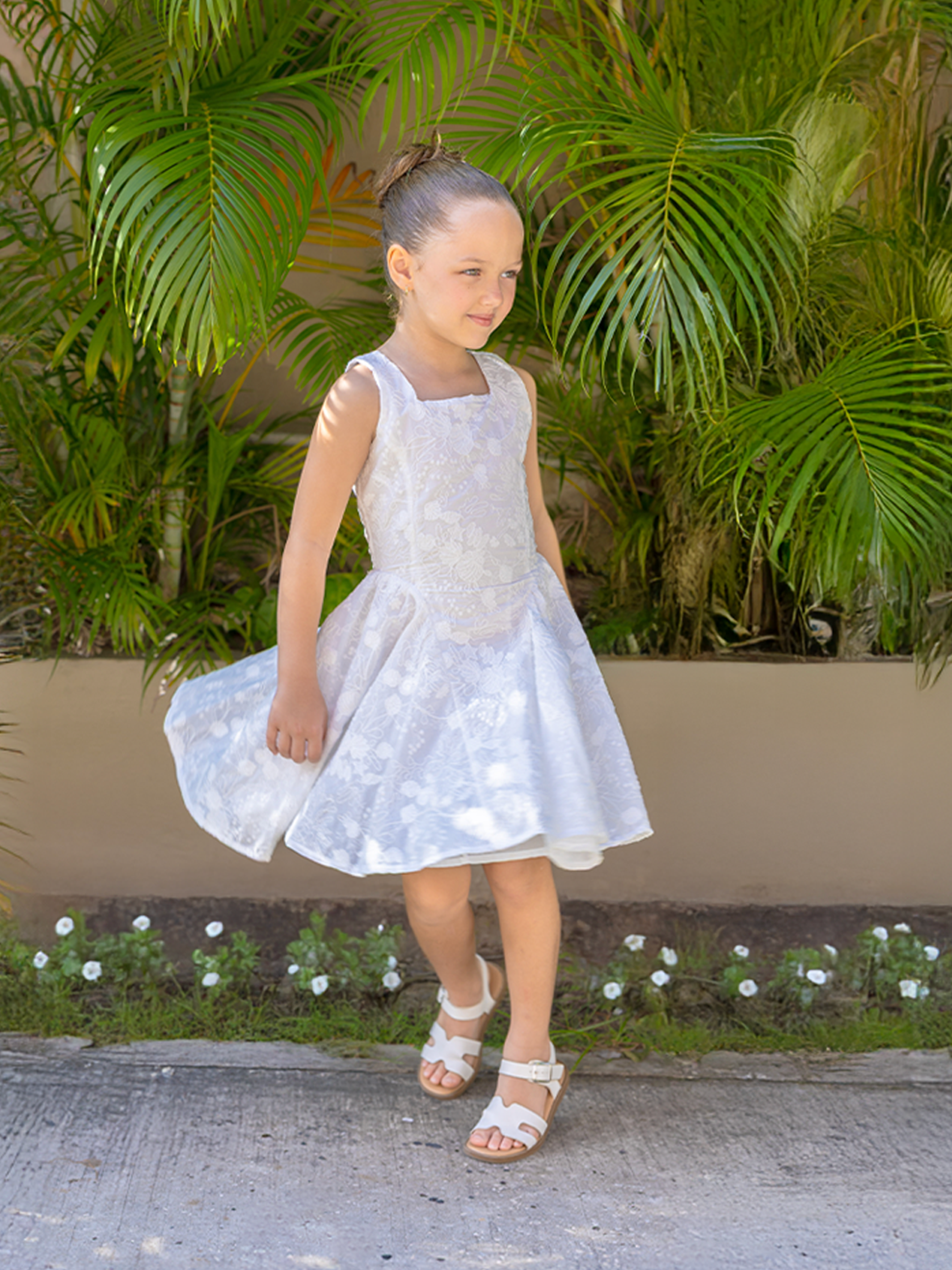 vestido de niña en algodón con cortes delanteros