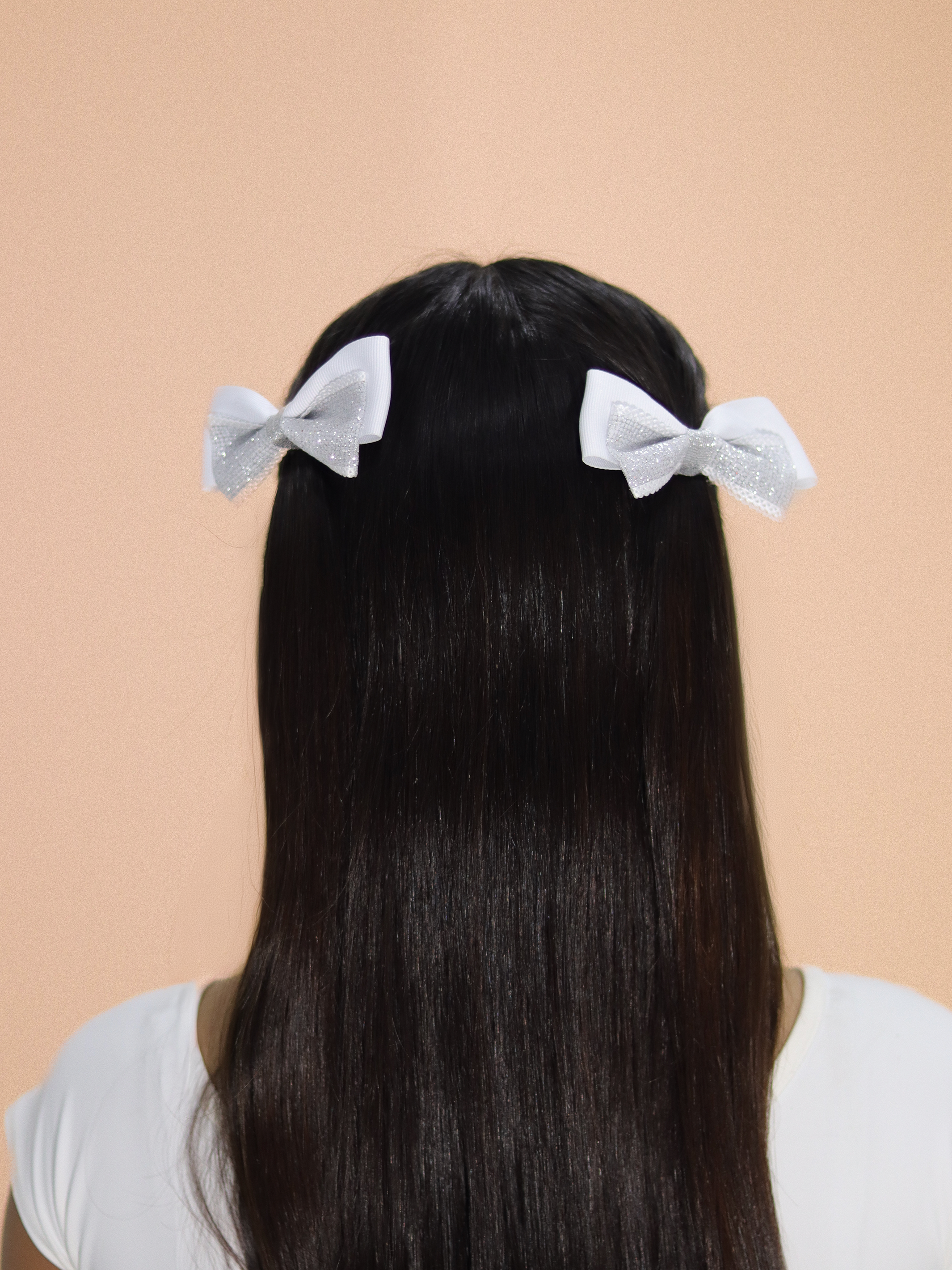 Ganchos para niñas con lazo blanco y detalles brillantes para peinados delicados