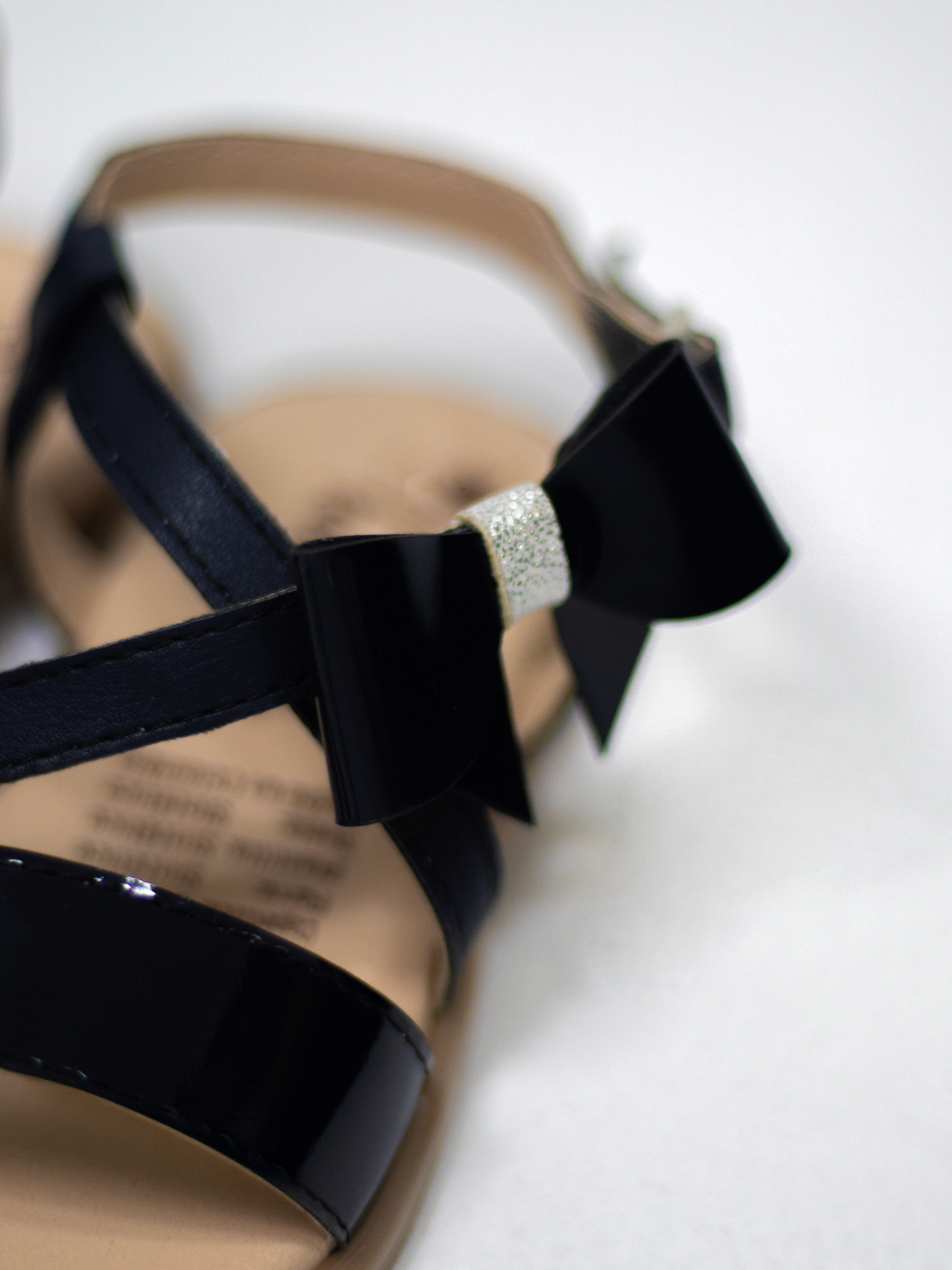 Sandalias cómodas para niñas con lazo lateral y acabado brillante