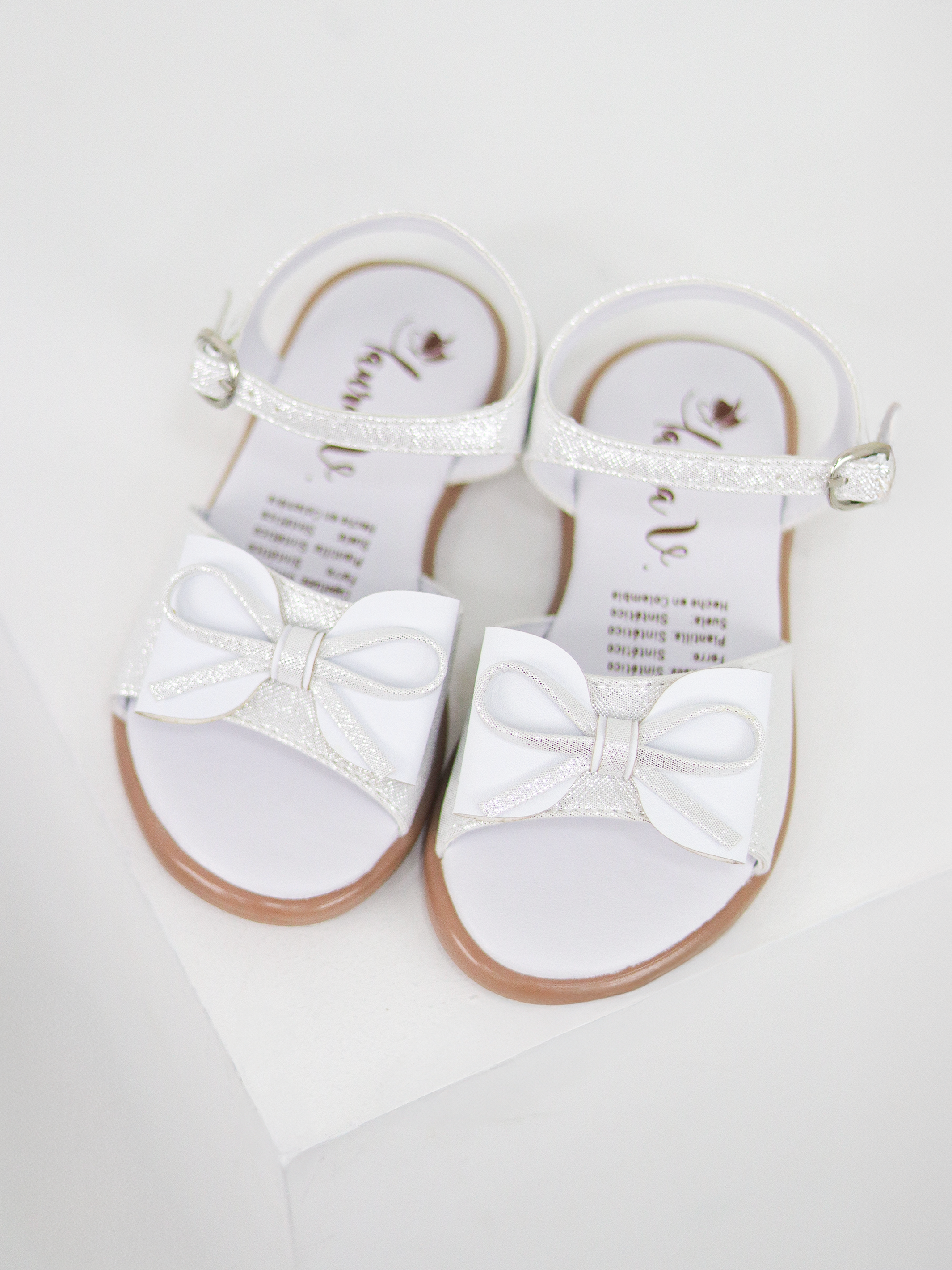 Sandalias para niñas blancas con lazo decorativo en la capellada