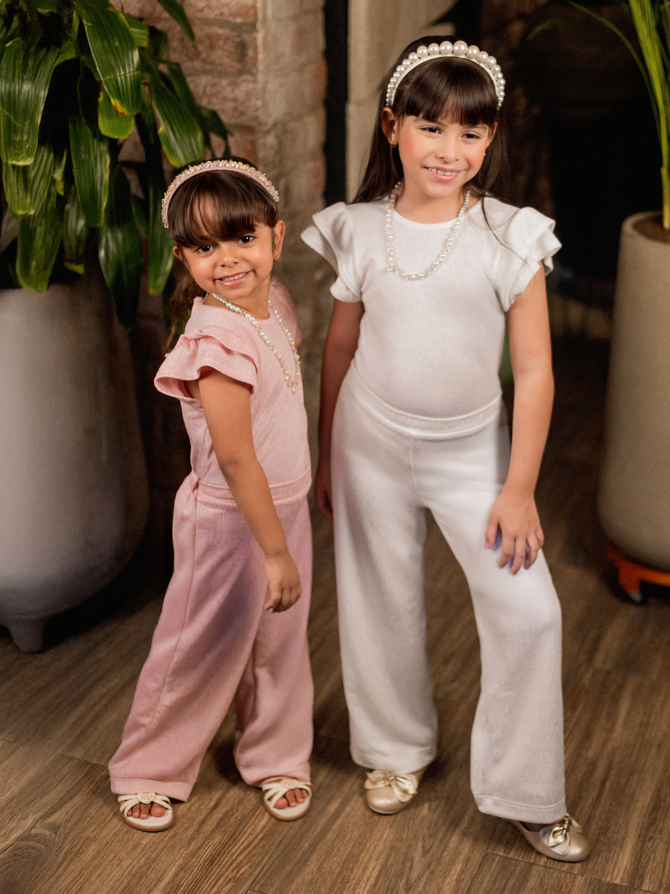 Conjunto para niña en lycra brillante con blusa de arandelas