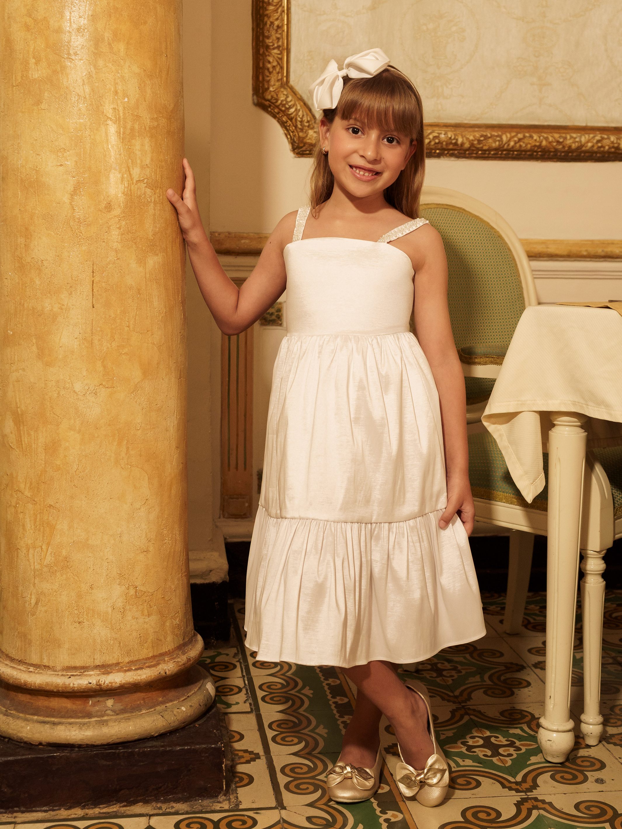 Vestidos de niñas de moda con tirantas decorativas