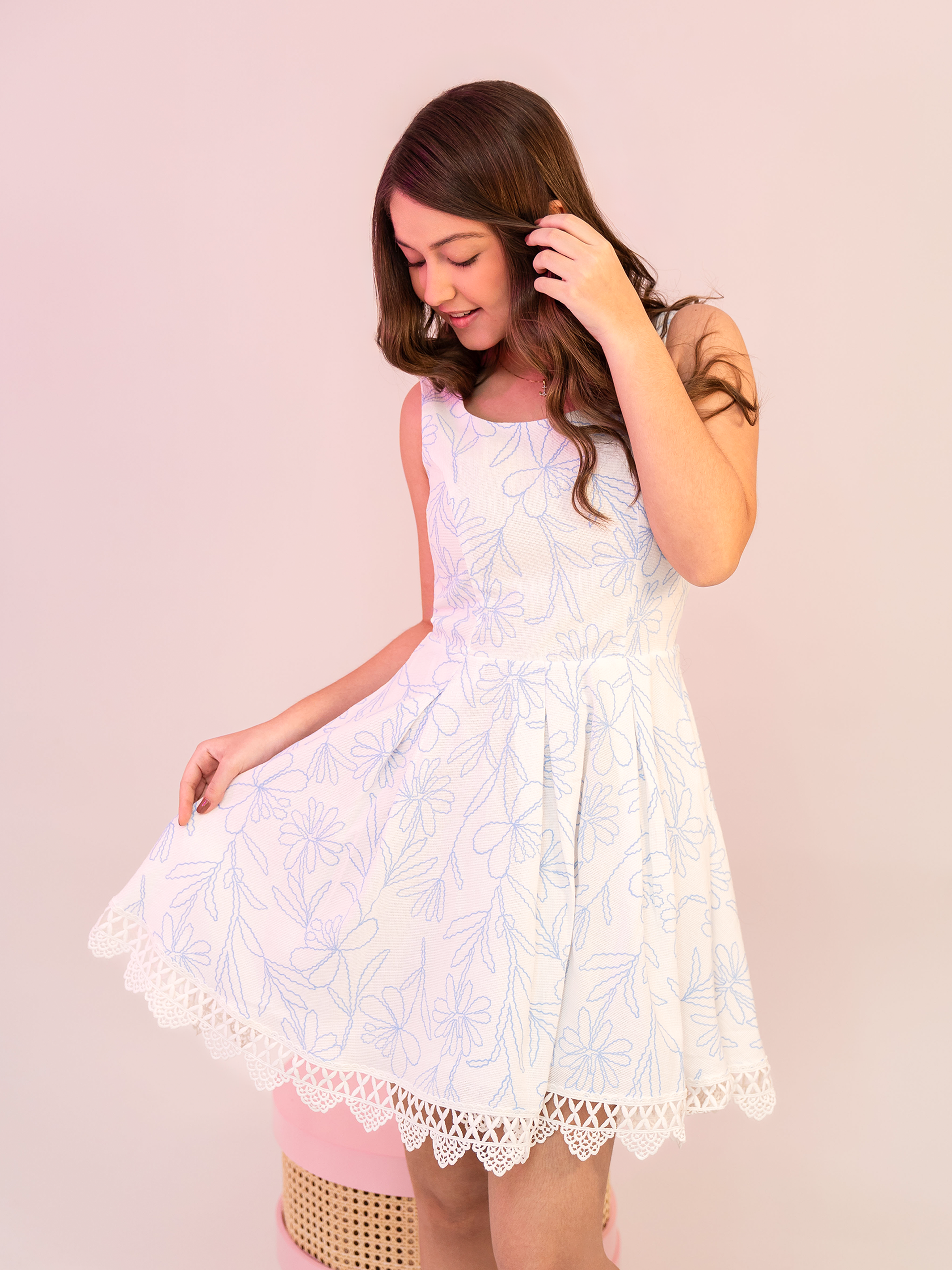vestidos juveniles de moda con cortes en corpiño