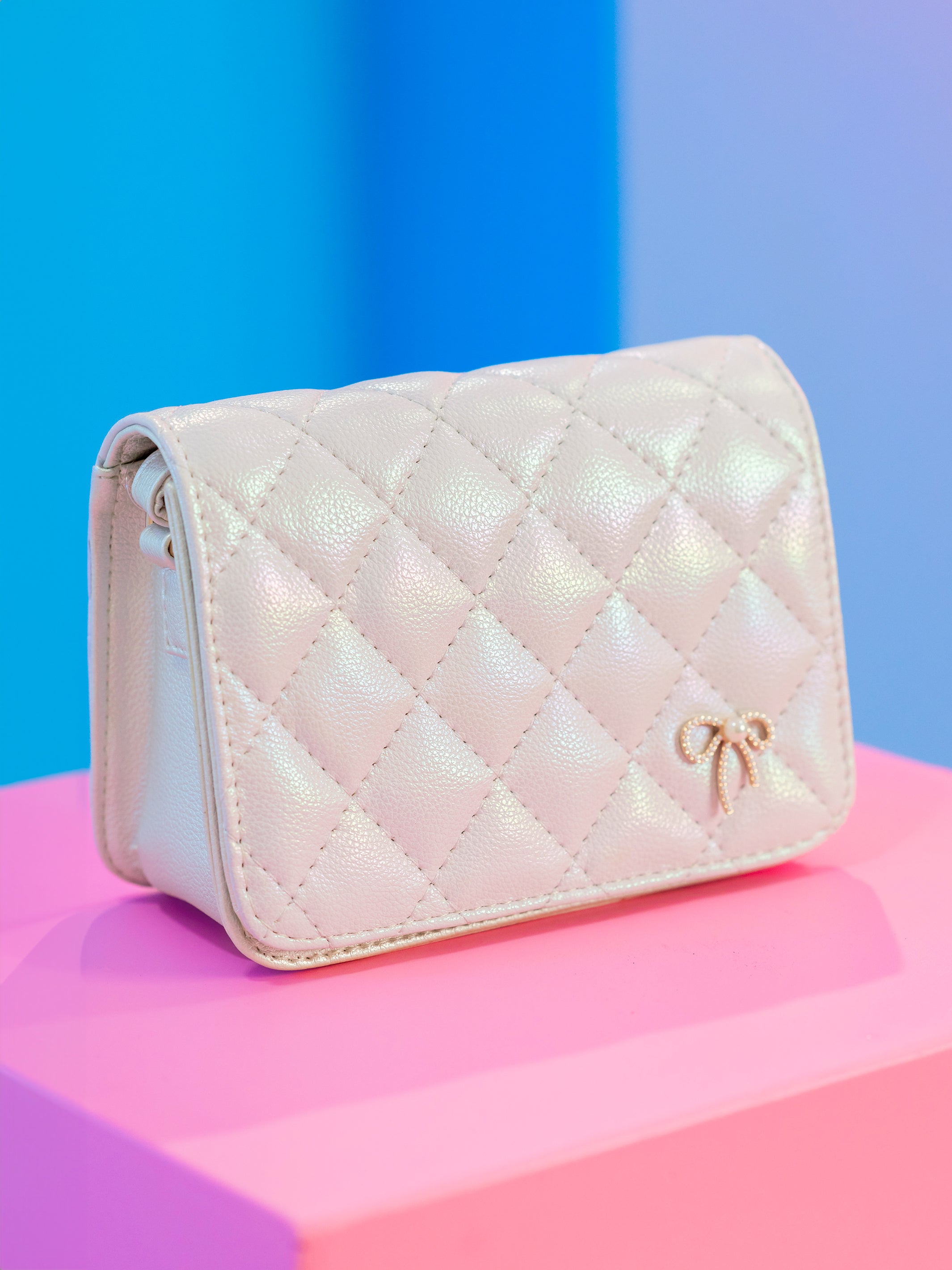 Bolsos para niñas de moda con acabado brillante y estilo versátil