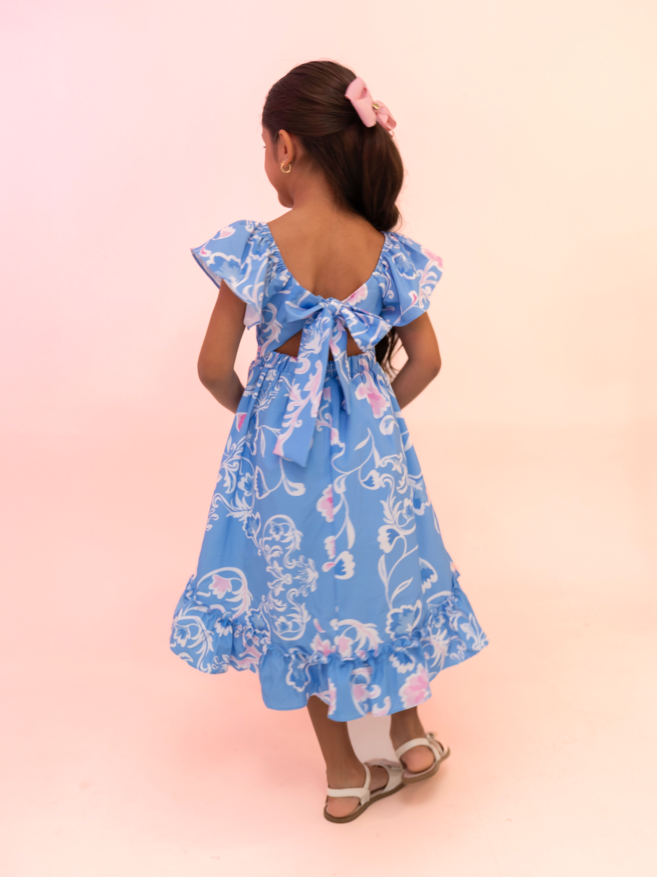 vestidos de niñas de moda con ruedo fluido y lazo en espalda