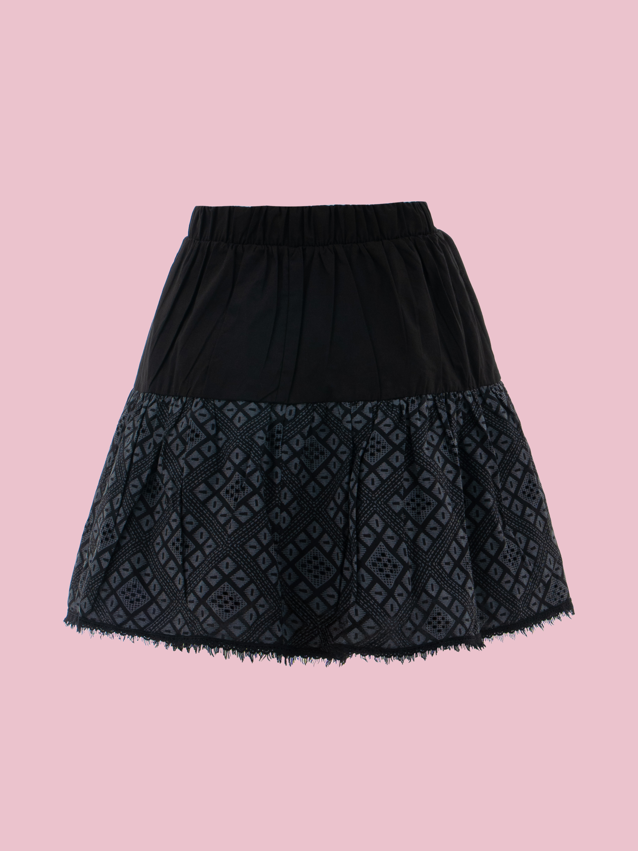 Falda juvenil con caída suave y estilo romántico