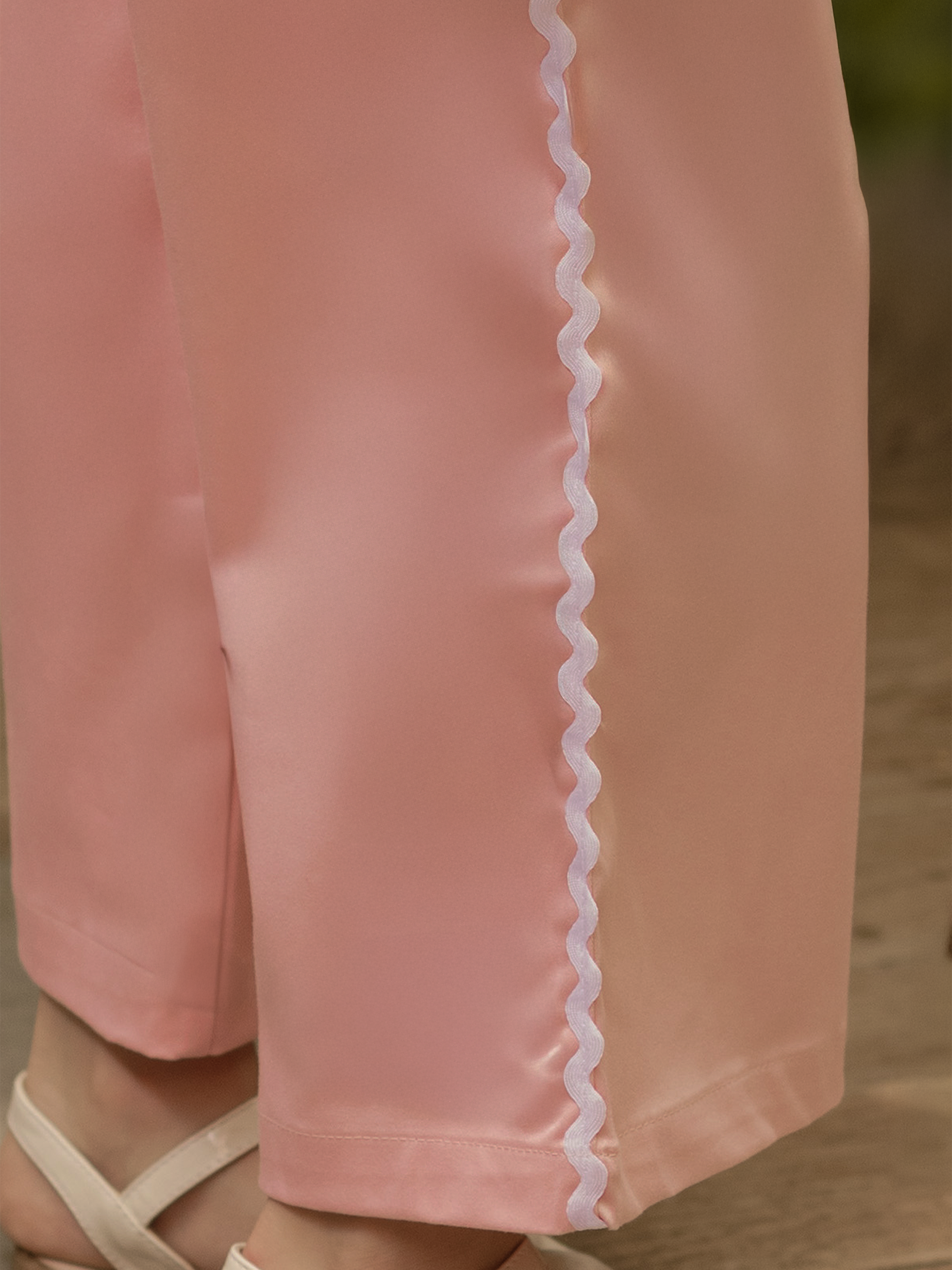 Conjunto para niña con blusa femenina y pantalón con cintas