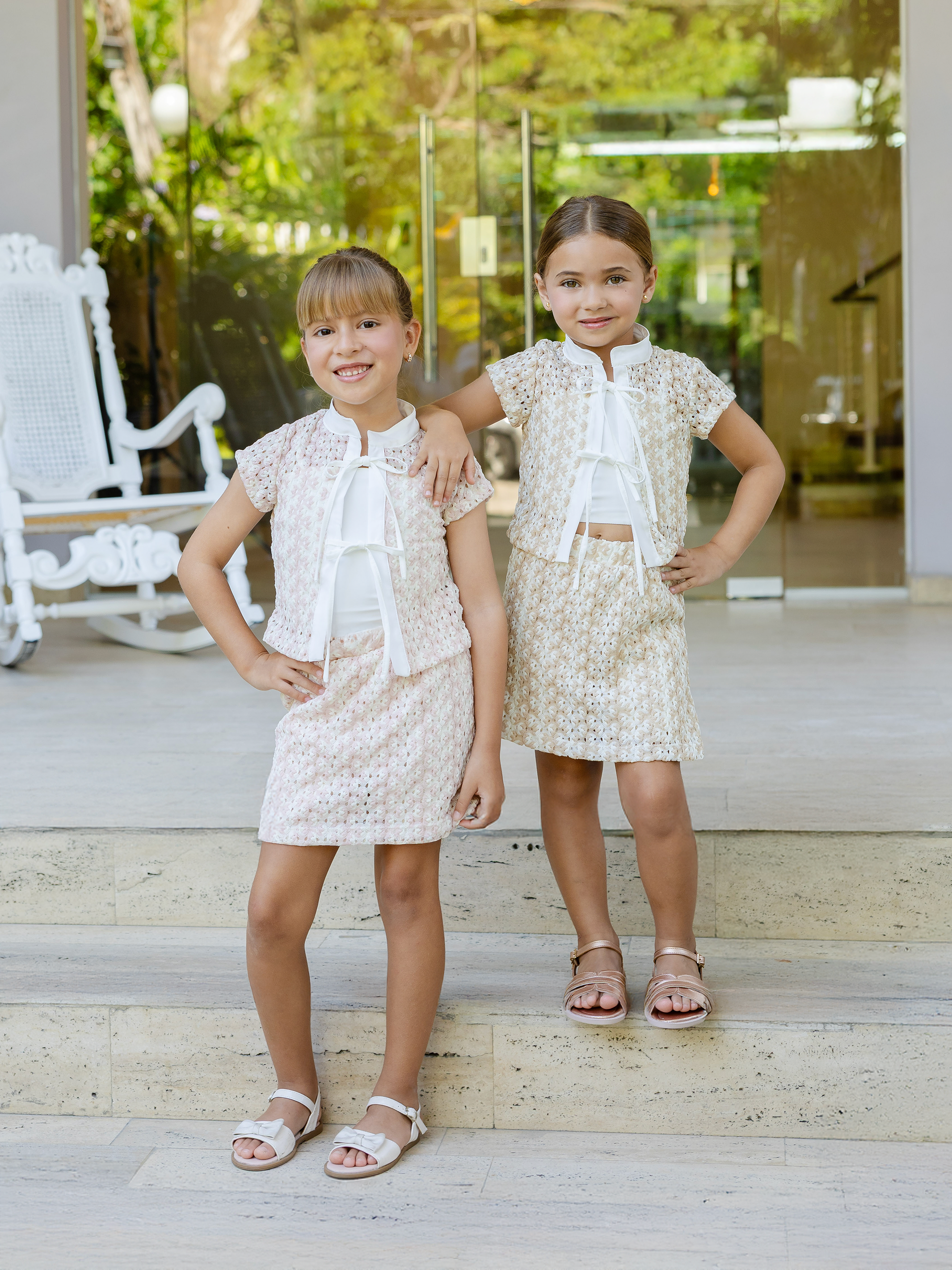 Conjuntos de ropa para niñas en blonda con blusa cuello nerú y falda short