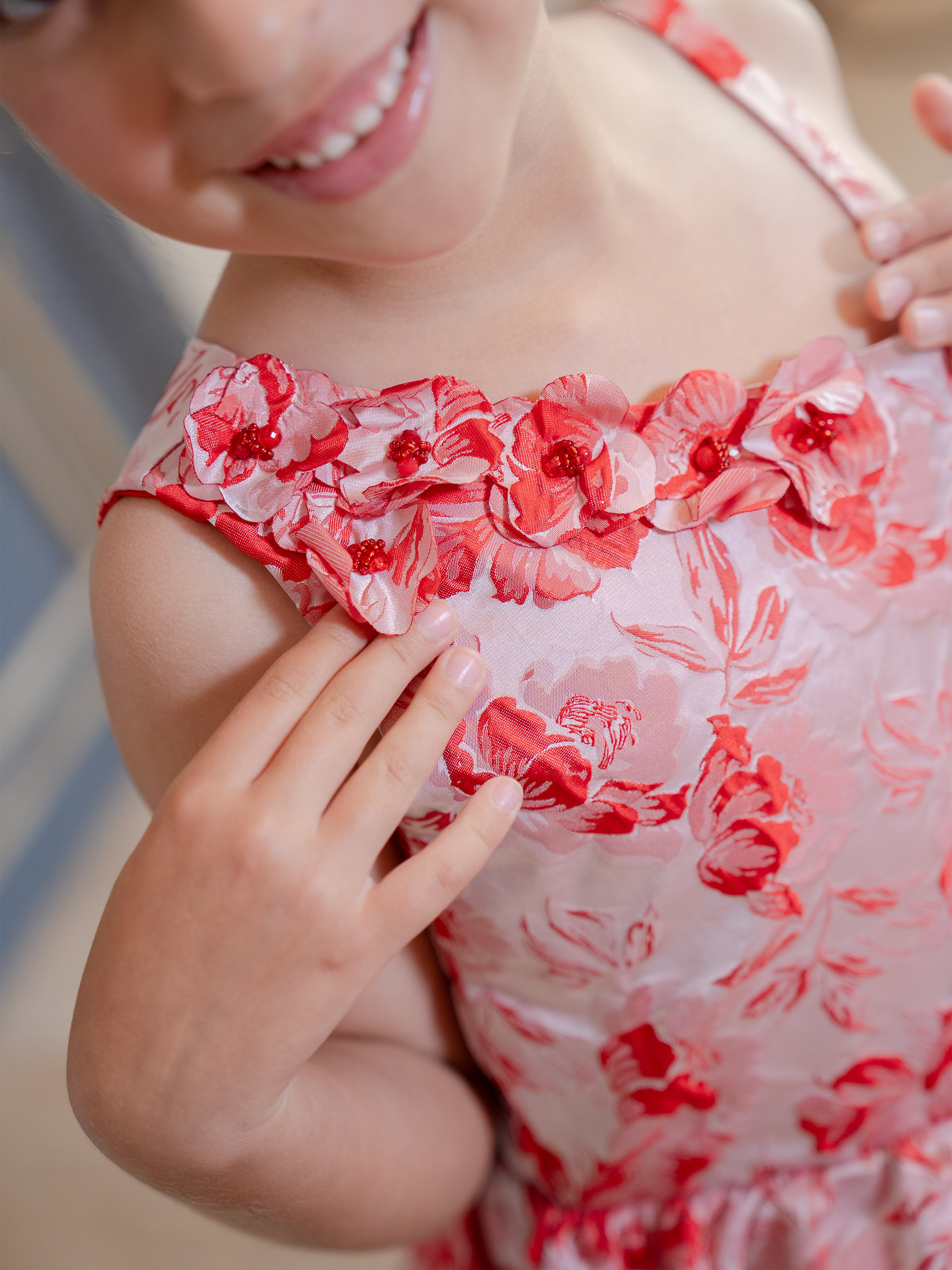vestidos modernos de niña con recamado decorativo