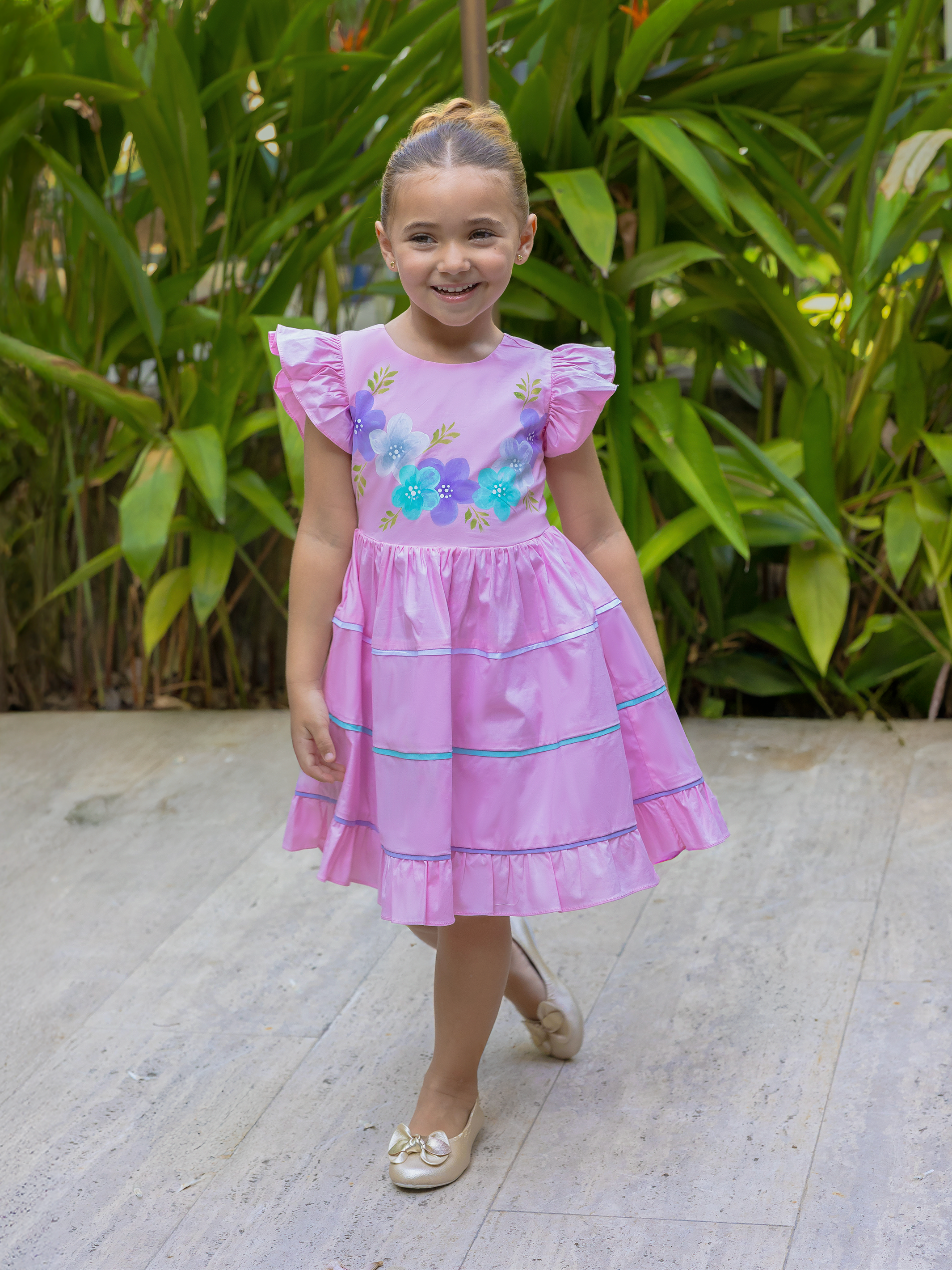 vestidos de niñas de moda con vivos de colores y diseño alegre