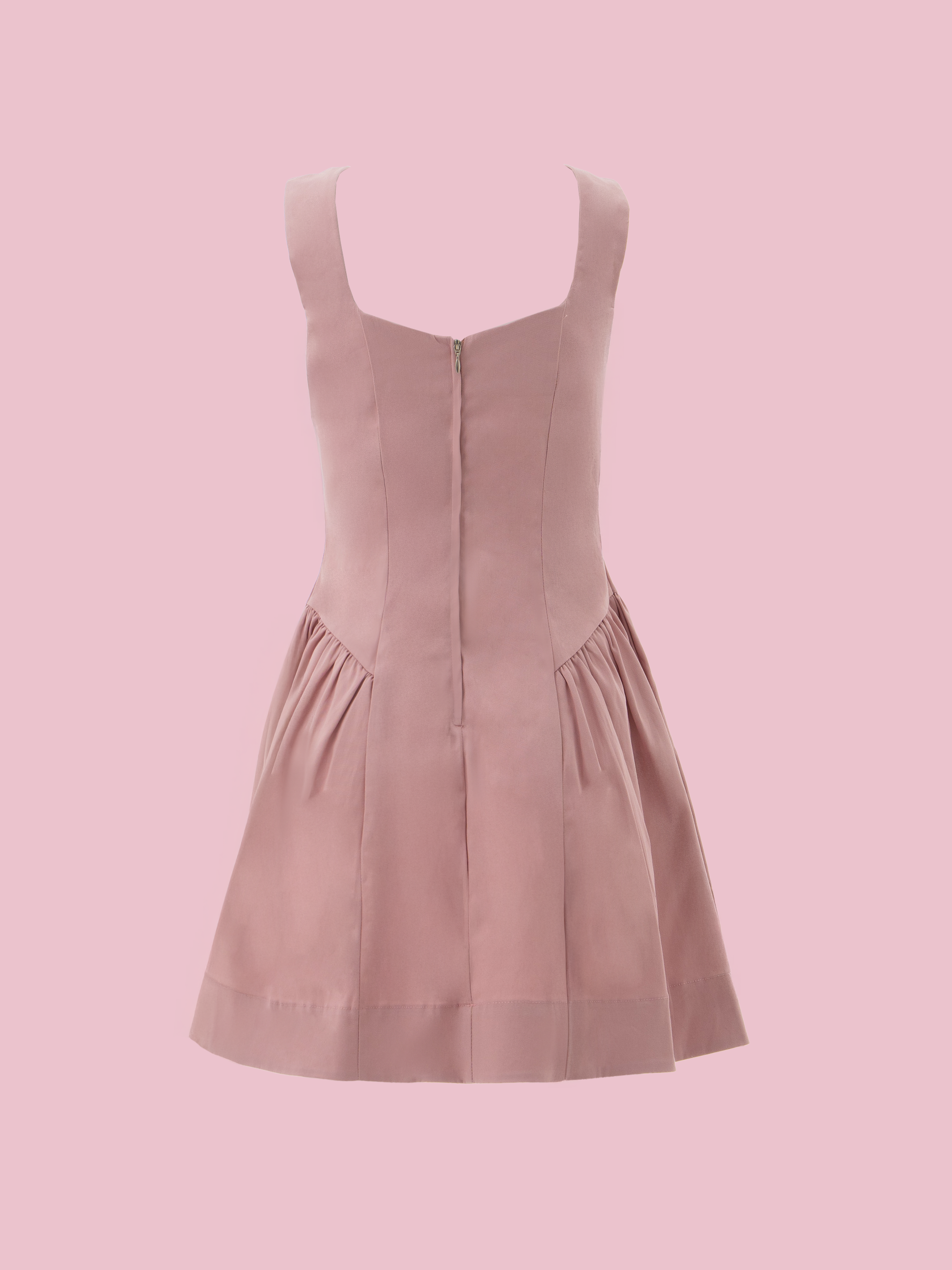 vestido juvenil con fruncido bajo la cintura y falda con movimiento