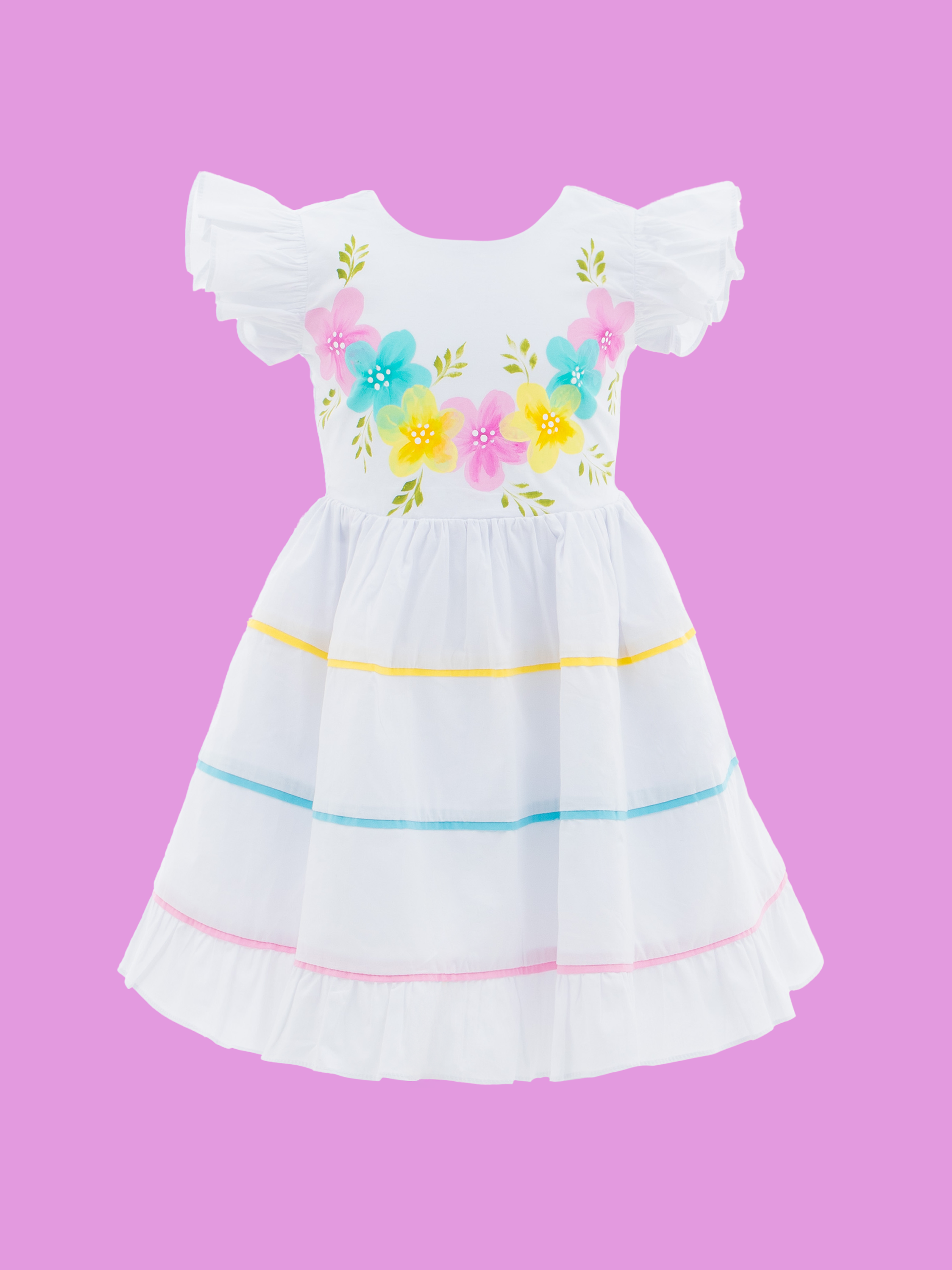 vestido de niña con falda de cortes y movimiento encantador