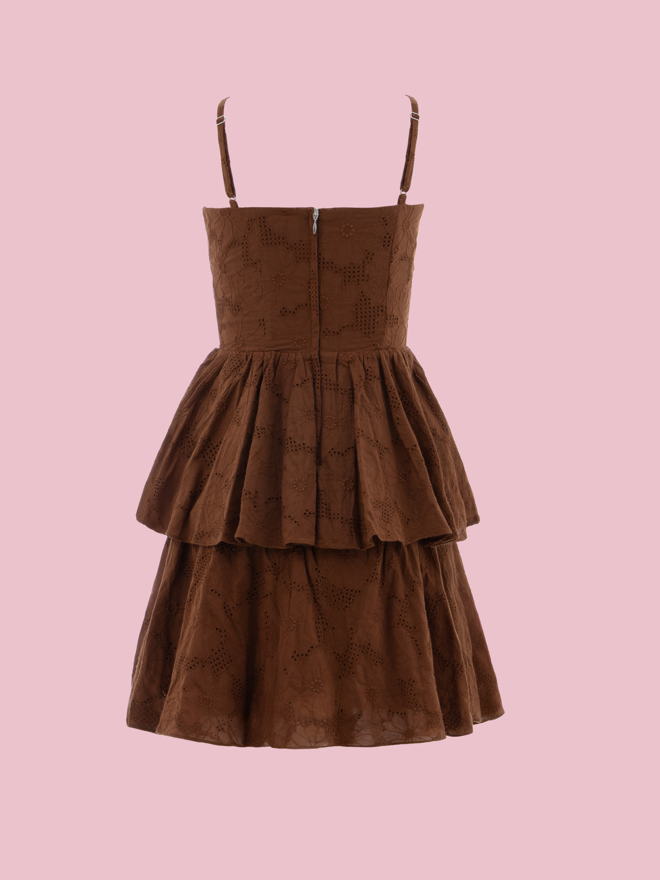 vestido juvenil en ojalillo con diseño fresco y femenino para verano